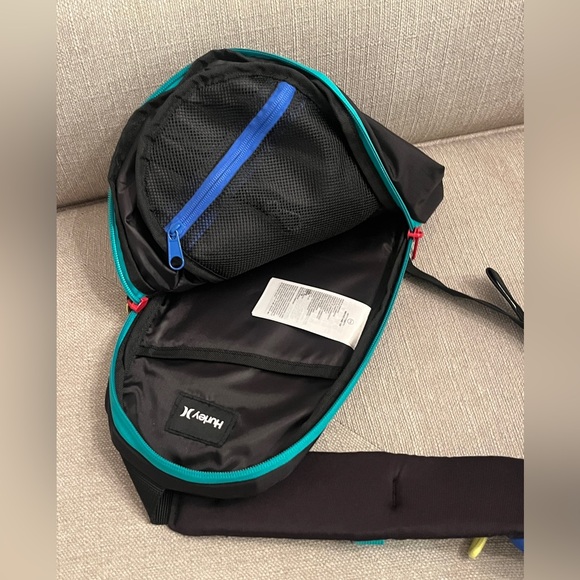 NWT Hurley Terrain Sling Bag - Picture 3 of 4